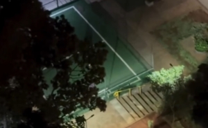 Homem destaca segurança ao ver crianças brincando na praça às 23h [vídeo]