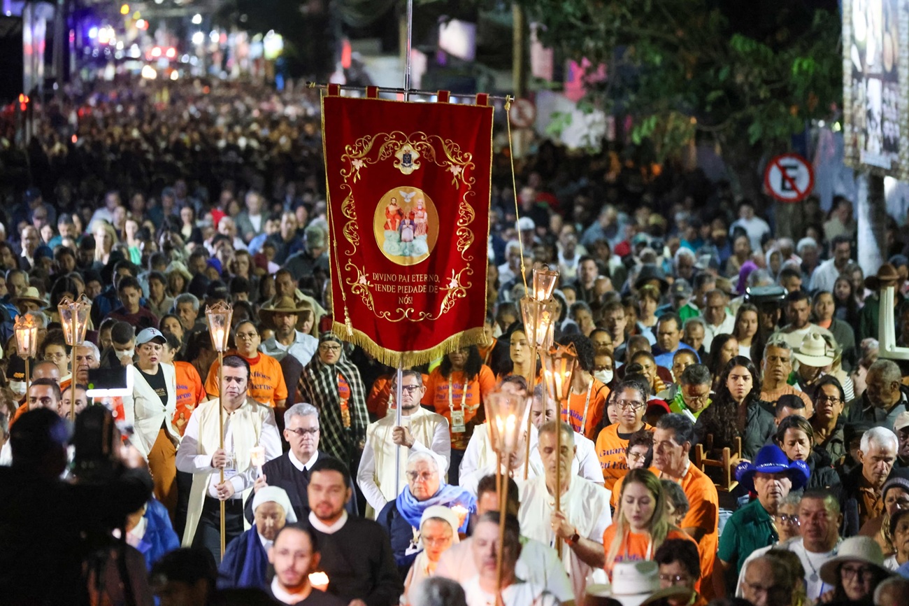 Milhares de fiéis lotam rodovia dos romeiros no último final de semana da Romaria