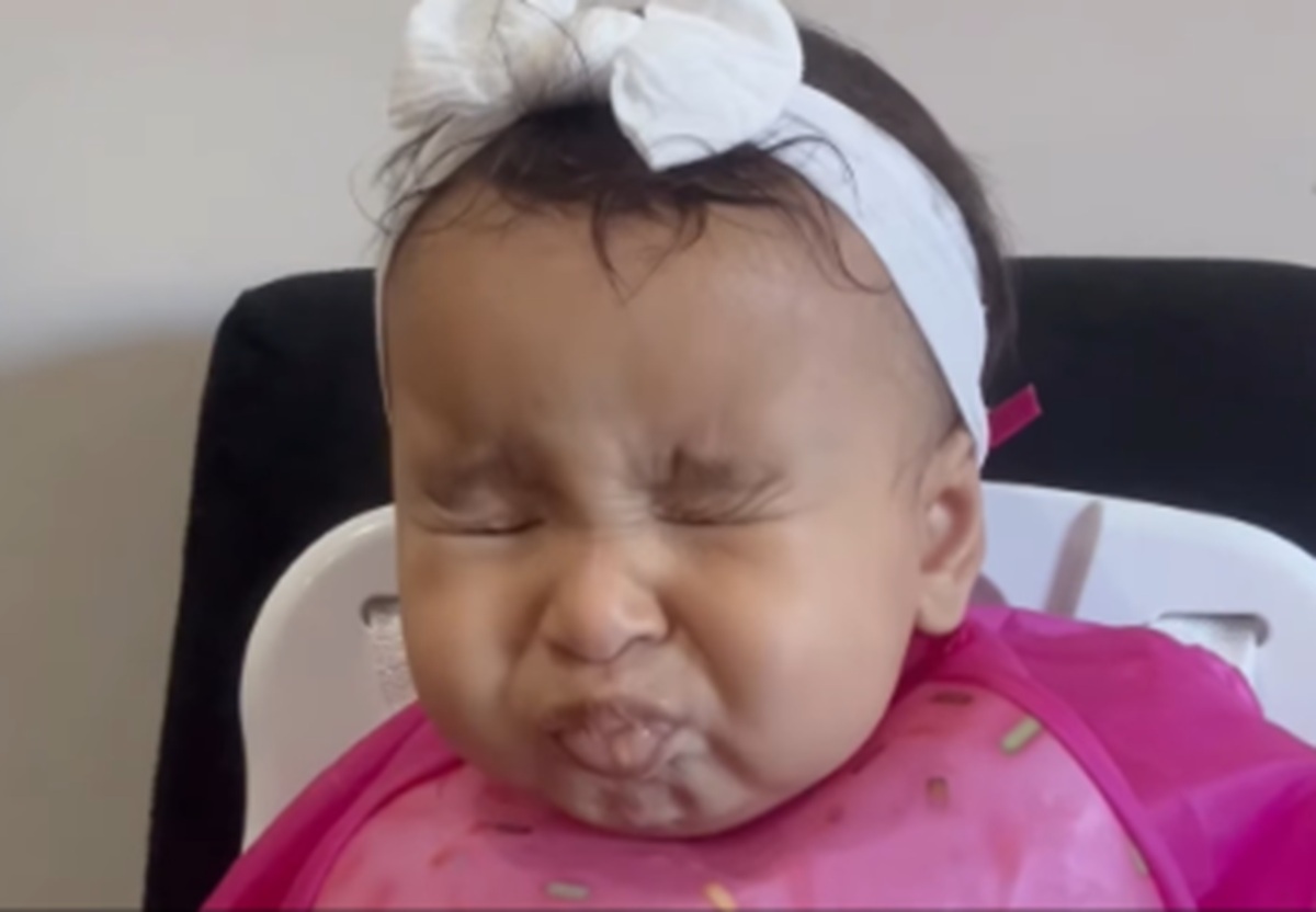 Imagem destacada do post: Bebê experimenta manga pela primeira vez e reação diverte a web [vídeo]