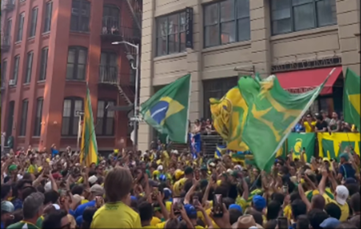 No Brooklyn, torcida brasileira canta Hino Nacional e já se prepara para jogo contra a Noruega [vídeo]