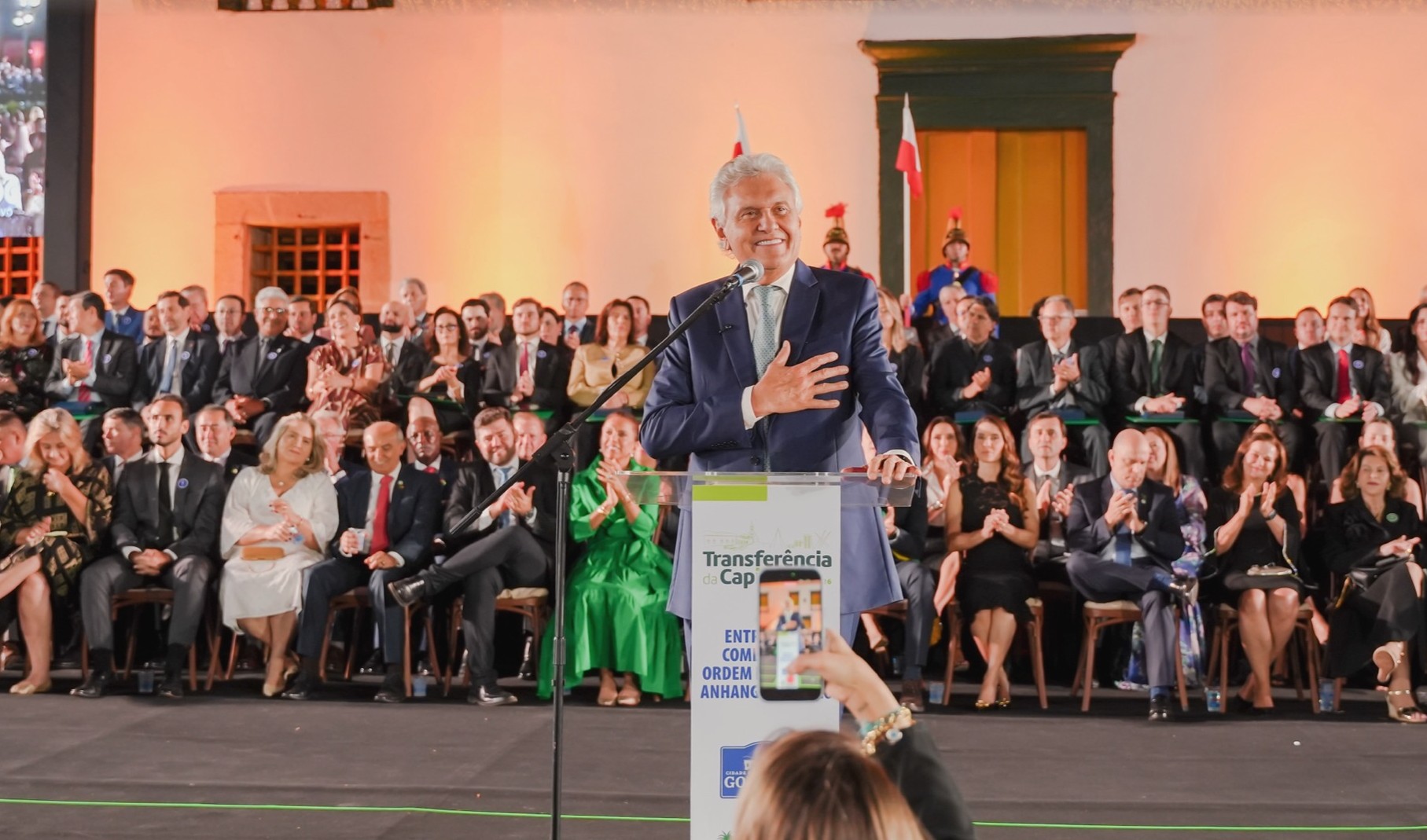 ‘Em nome do povo goiano’, diz Daniel Vilela ao entregar maior honraria de Goiás a Caiado