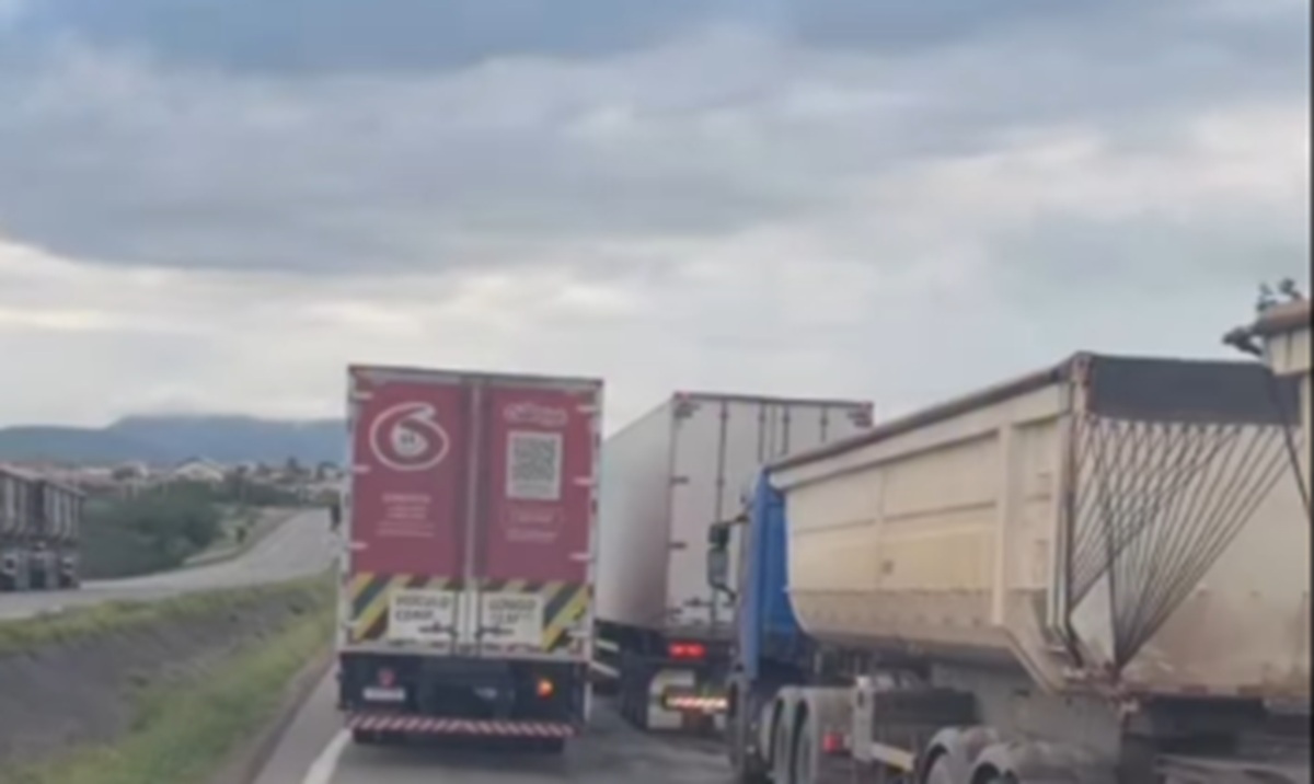 Imagem destacada do post: Caminhoneiro faz alerta sobre respeito e segurança na estrada; veja vídeo