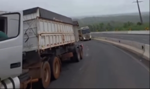 Caminhoneiro escapa por pouco de acidente na serra e grava momento [vídeo]