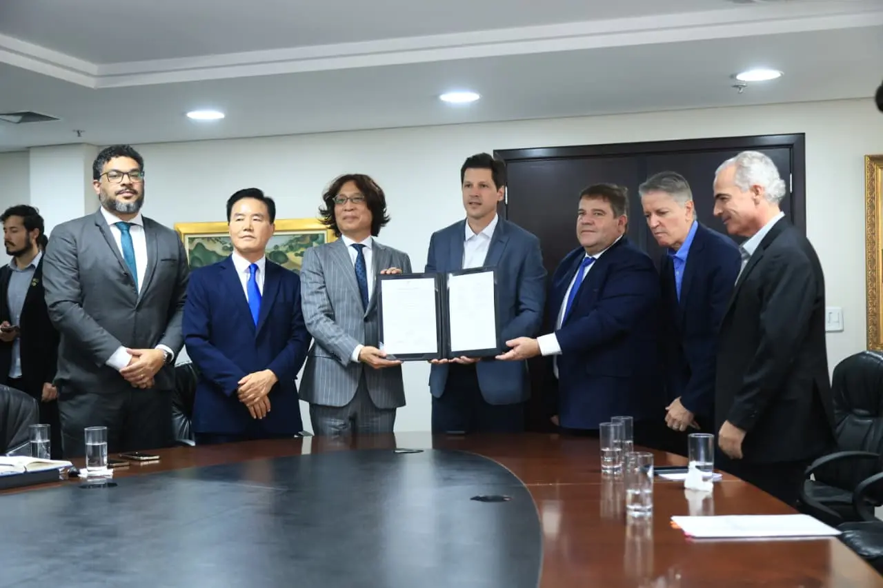 Daniel Vilela assina acordo para instalação de fábrica sul coreana de armas em Goiás