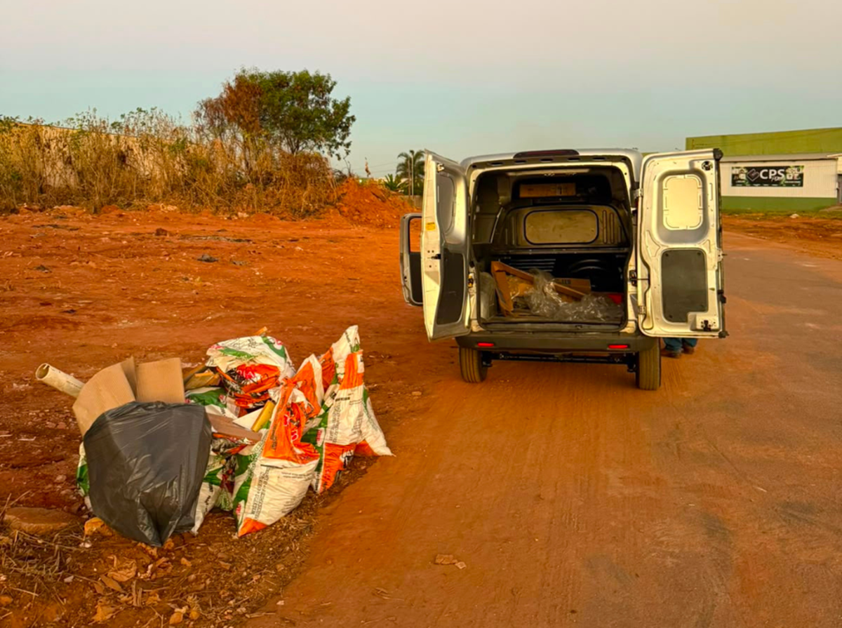 Prefeitura retira 240 toneladas de lixo em bairro e flagra novo descarte no mesmo lugar