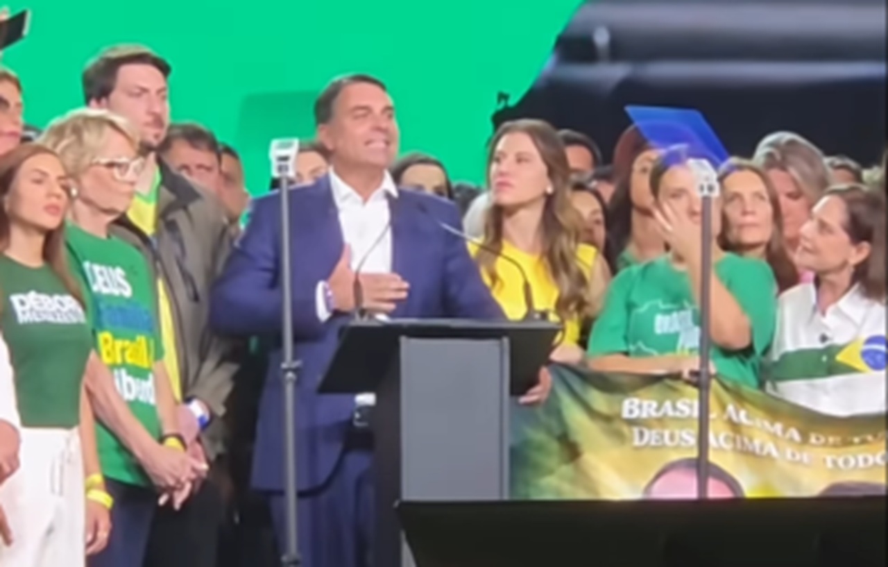 Com presença de Javier Milei, PL lança candidatura de Flávio Bolsonaro à Presidência