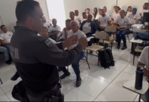 Instrutor usa granada desarmada e prega peça para acordar os alunos