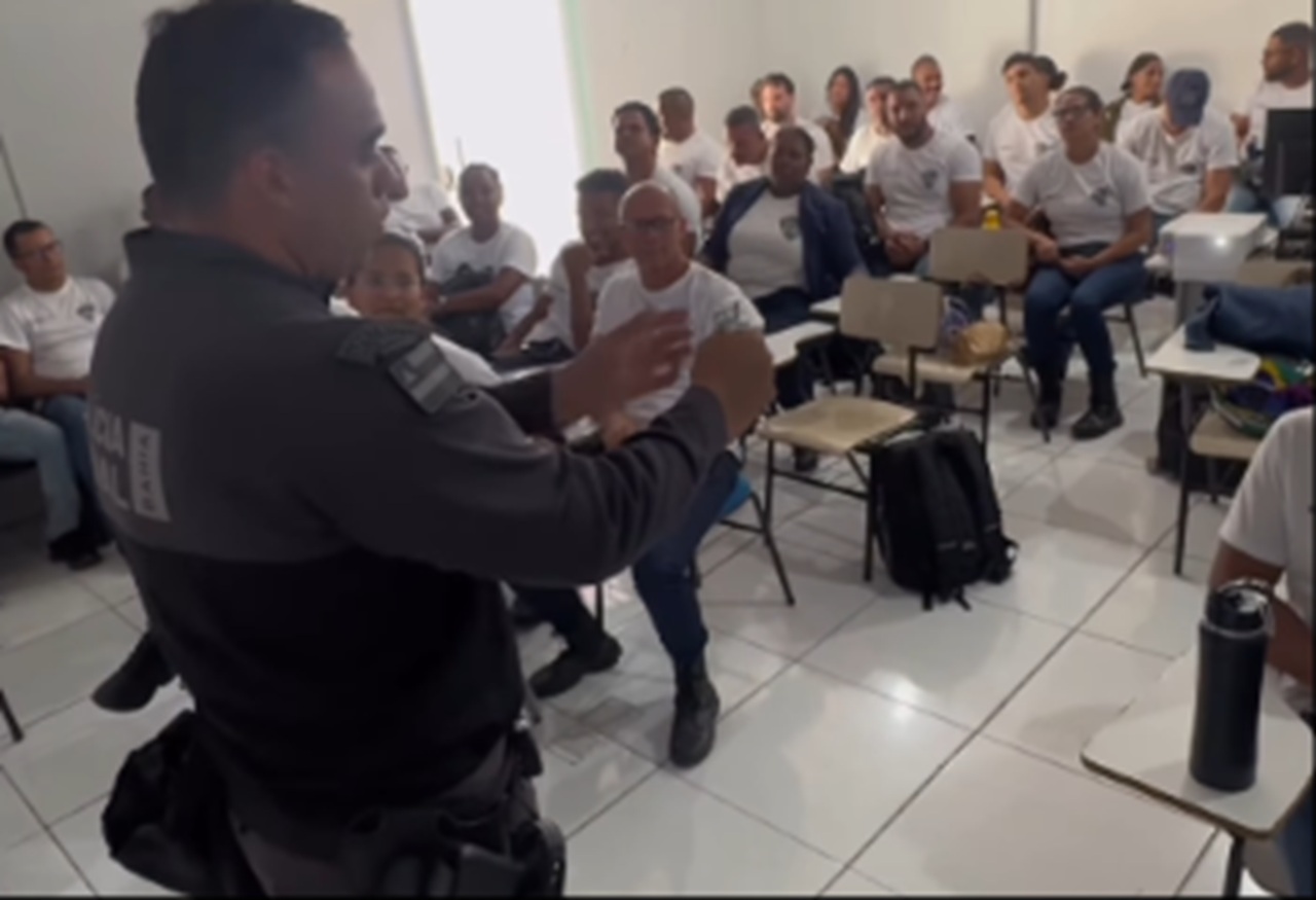 Instrutor usa granada desarmada e prega peça para acordar os alunos