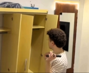 Guarda-roupa desmonta, atinge TV e jovem ri da situação; veja vídeo
