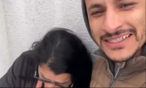 Filho surpreende mãe e reação de susto rende boas risadas [vídeo]