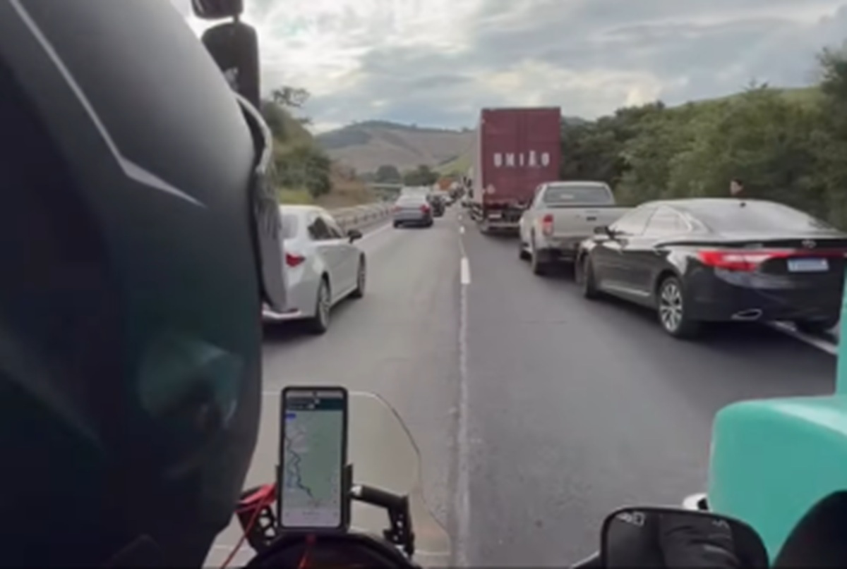 Motociclistas vivem minutos de tensão e escapam de acidente por ‘centímetros’