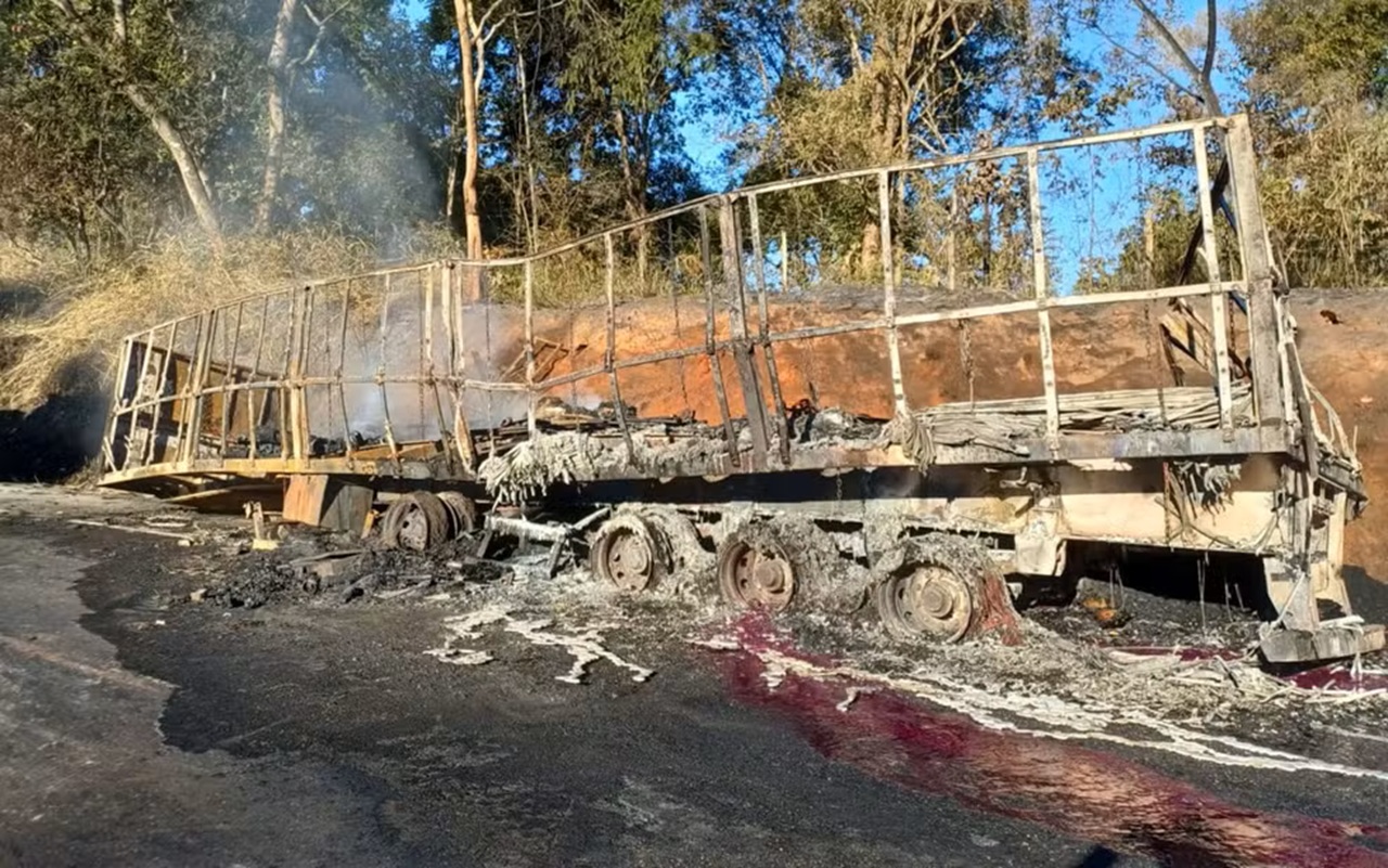 BR-153: Caminhão com produtos químicos pega fogo e provoca filas