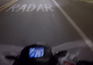 Motociclista leva susto com buzina de trem e escapa por pouco [vídeo]