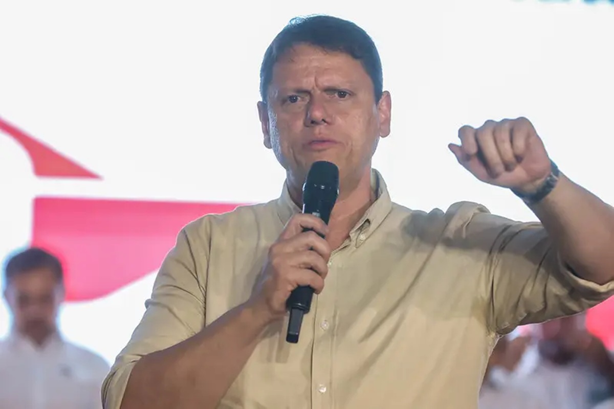 Tarcísio defende prisão domiciliar de Bolsonaro: ‘não tá fazendo mal pra ninguém lá’