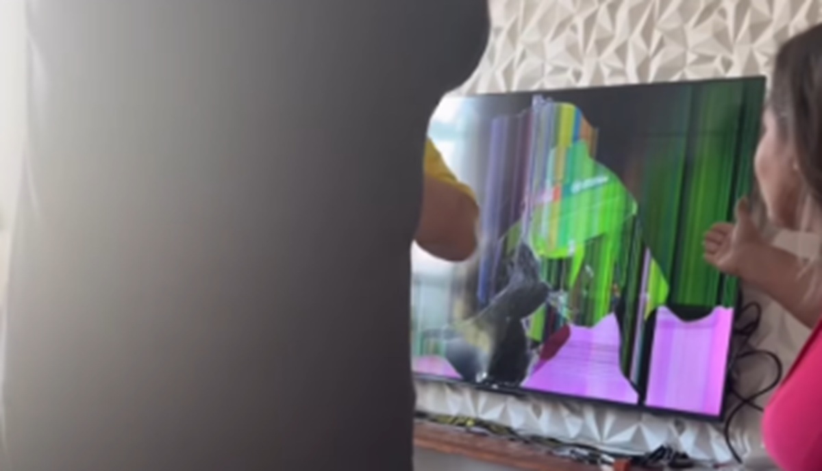 Imagem destacada do post: Família comemora gol do Brasil e acaba quebrando a TV: ‘agora quero uma de 70’