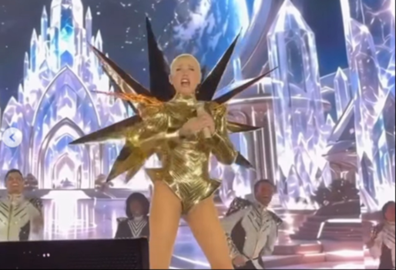 Aos 63 anos, Xuxa lota estádio na estreia da turnê ‘O Último Voo da Nave’; veja vídeos
