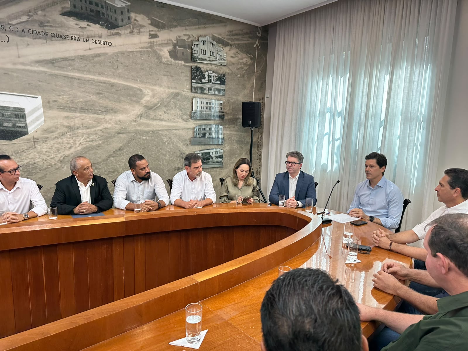 Daniel Vilela apresenta novo Heapa a vereadores e prefeito de Aparecida