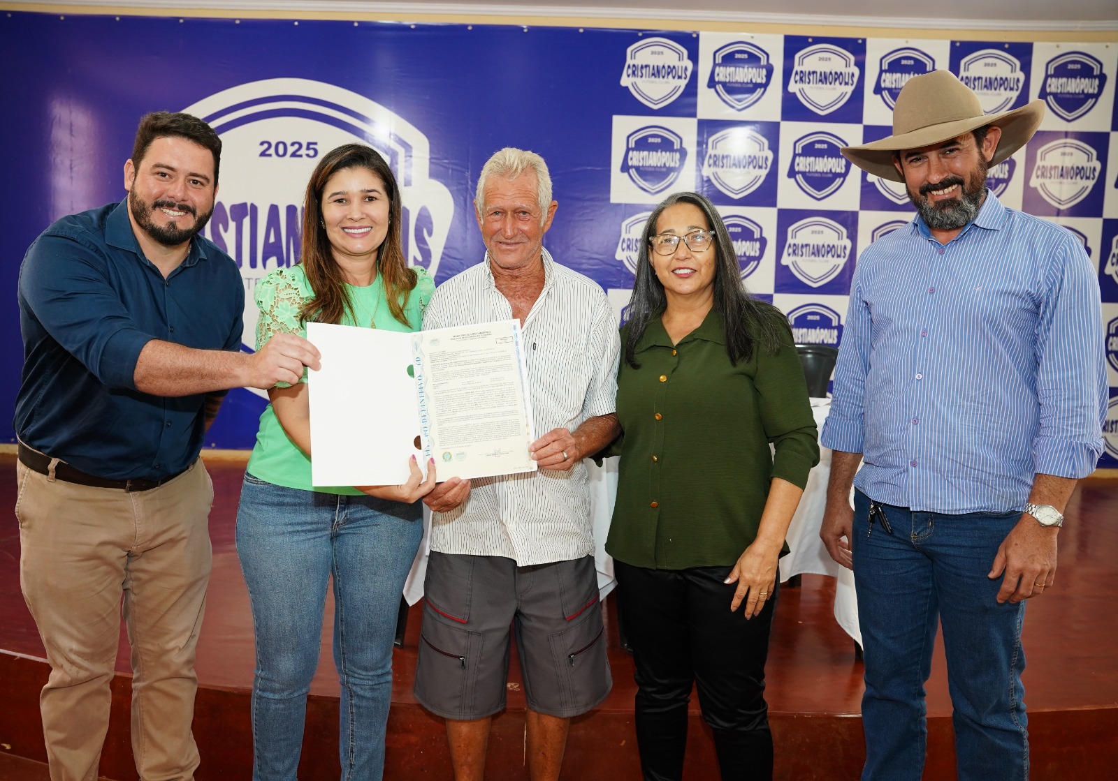 Prefeitura de Cristianópolis regulariza situação de 37 famílias com escrituras 