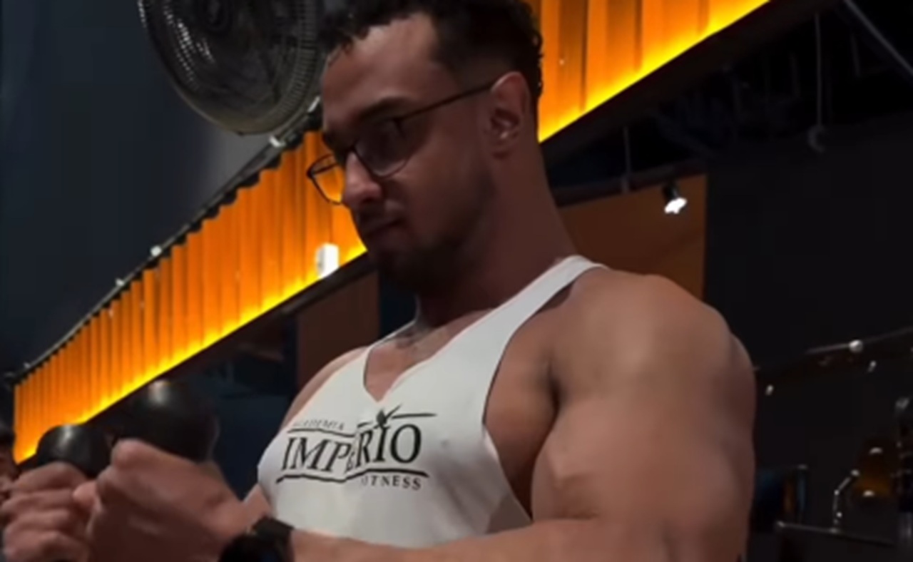 Imagem destacada do post: Homem é lançado contra o espelho após cabo se romper na academia [vídeo]