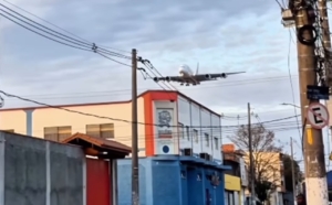 Avião gigante passa ‘rasando’ nas casas e impressiona moradores antes de pousar
