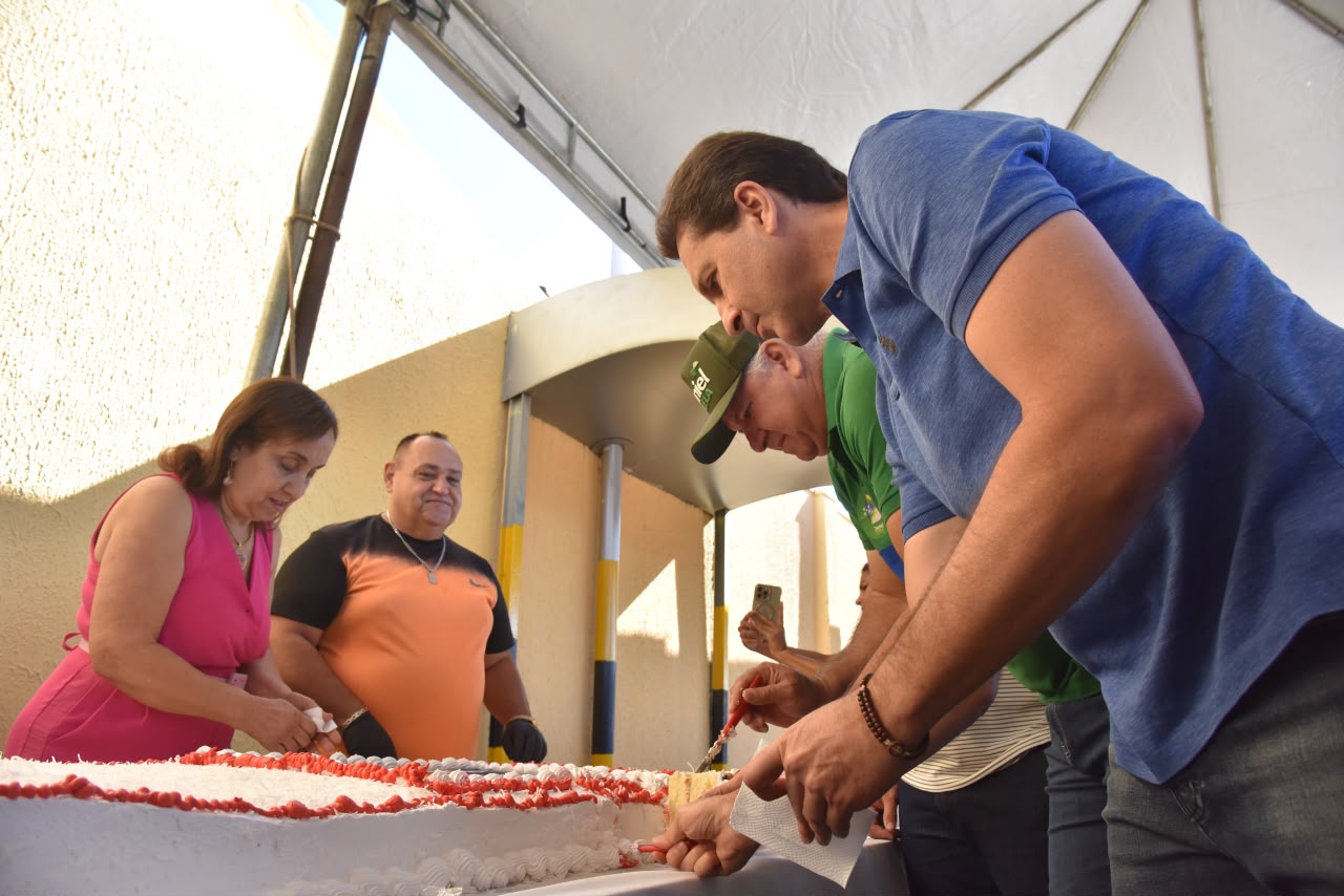 Setor Garavelo comemora 48 anos com bolo gigante e mutirão da prefeitura