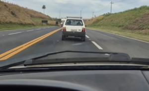 ‘Não se anda em rodovia a menos de 60 km/h’, diz mulher sobre carro lento