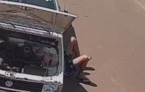 Cavalete se solta, cai sobre jovem e pai consegue resgata-lo no interior [vídeo]