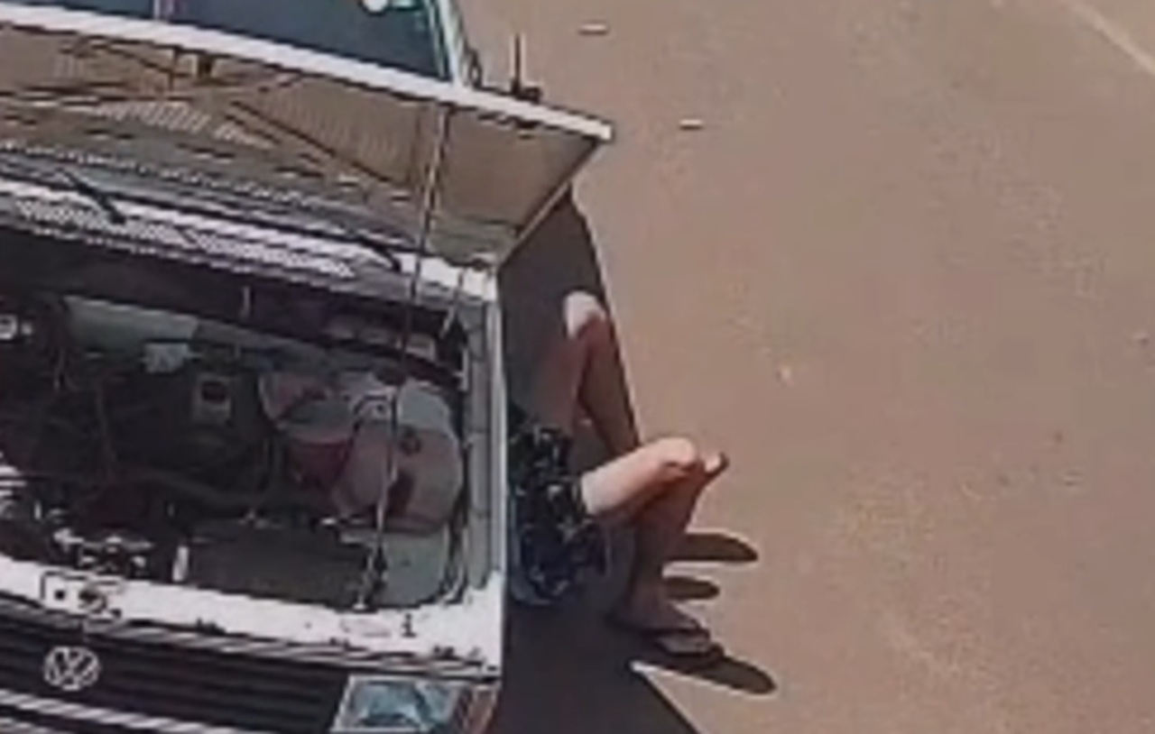 Imagem destacada do post: Cavalete se solta, cai sobre jovem e pai consegue resgata-lo no interior [vídeo]