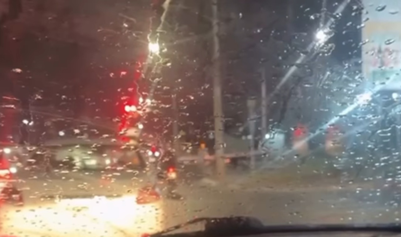 VÍDEO: Chuva rápida pega goianienses de surpresa na noite desta segunda (24/08)