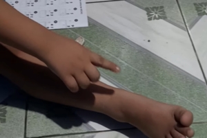 Menino usa dedo do pé pra resolver lição de matemática e conquista a web [vídeo]