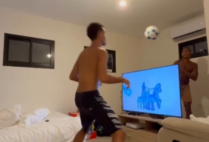 Amigos usam TV como rede de futevôlei e quase terminam no prejuízo [vídeo]