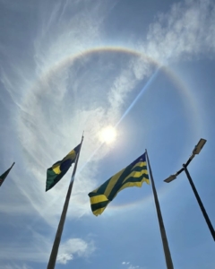Círculo ao redor do sol chama atenção no céu de Goiânia; entenda fenômeno