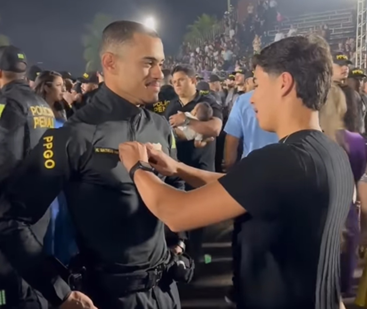 VÍDEO: Irmão mais novo troca identificação de ‘aluno’ para ‘policial’ e cena emociona em Goiás