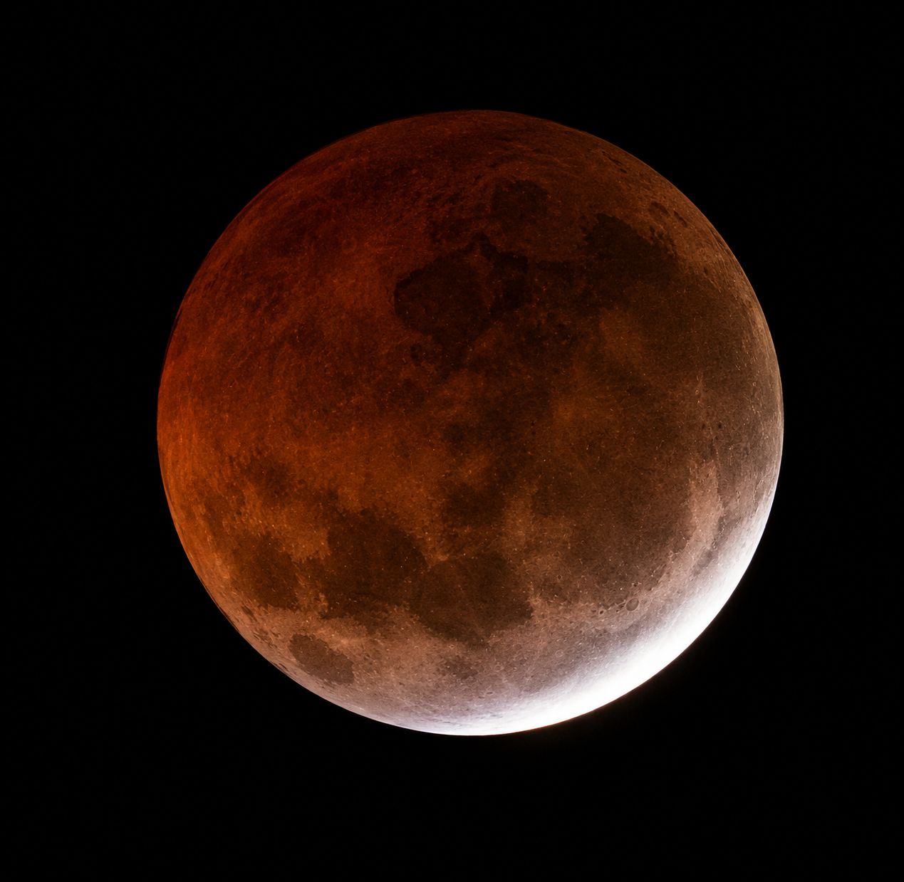 Eclipse lunar parcial transforma o céu durante a madrugada de sexta (28/08)