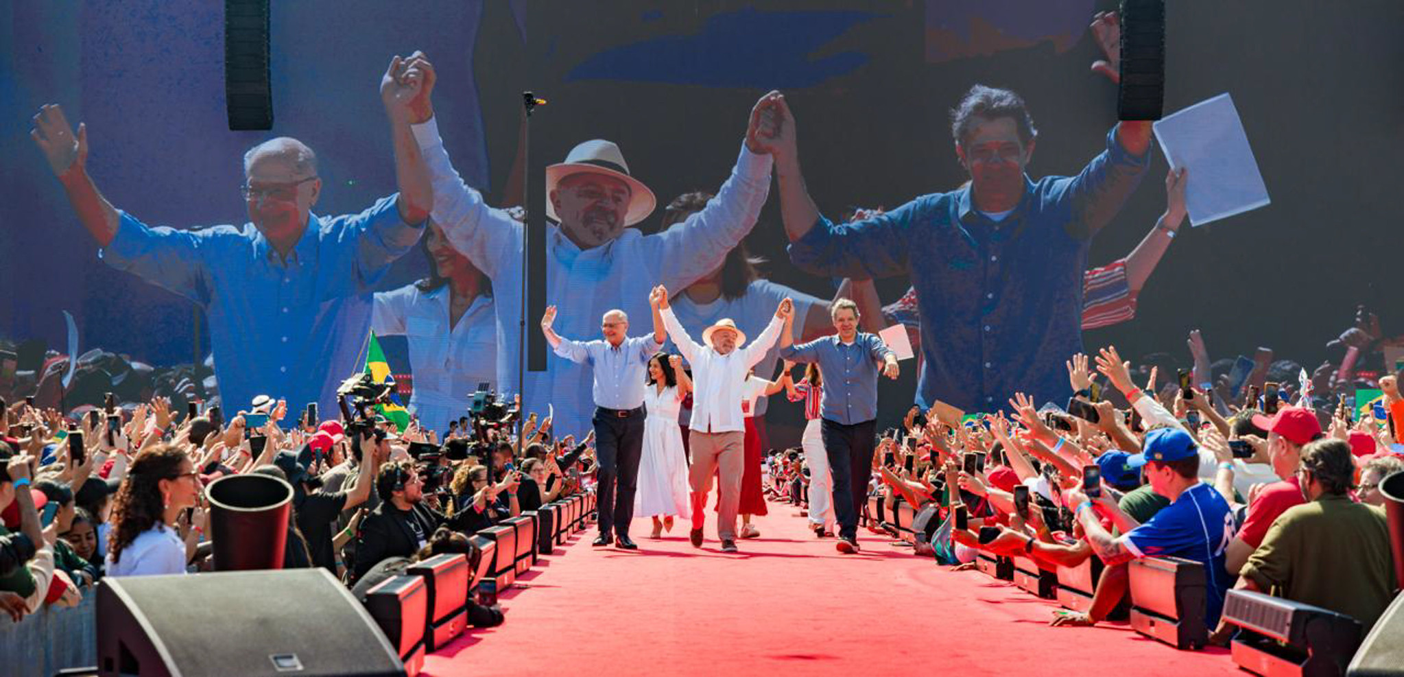 Flávio abre campanha em Copacabana; Lula volta à Vila Euclides; veja vídeos