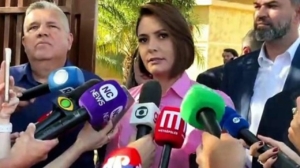 ‘Qual família que não é perfeita?’, diz Michelle sobre Flávio Bolsonaro [vídeo]