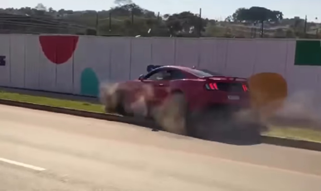 “Menos um Mustang na Terra”, diz empresário ao ter carro de luxo destruído