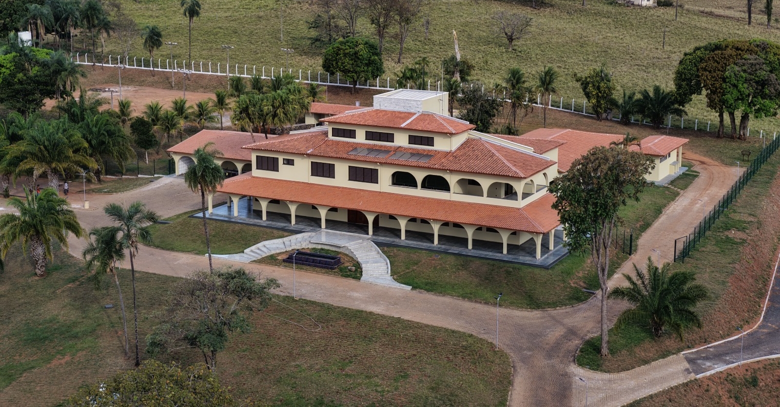 Palácio Milton de Souza Mendonça será nova sede da Prefeitura de Hidrolândia; veja prédio
