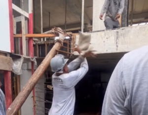 Homem tenta arremessar saco de cimento e vira motivo de piada na obra [vídeo]