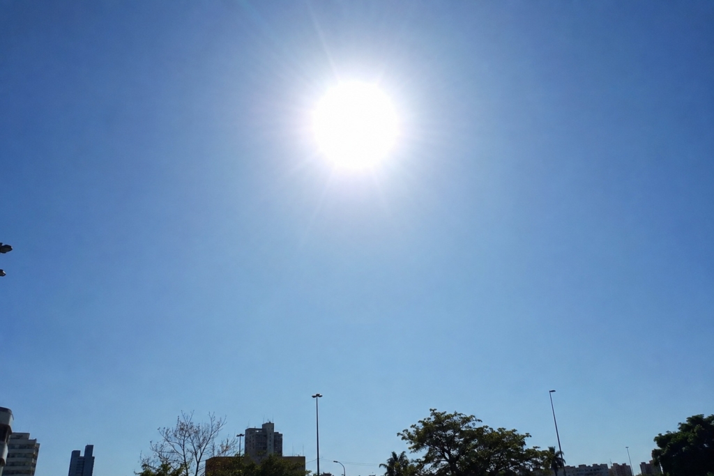 Tempo seco se intensifica e umidade do ar chega a 20% em Goiânia e região da GO-020 1 sol quente