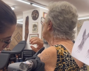 Aos 85 anos, Dona Sueli faz tatuagem pra eternizar amor pelo companheiro [vídeo]