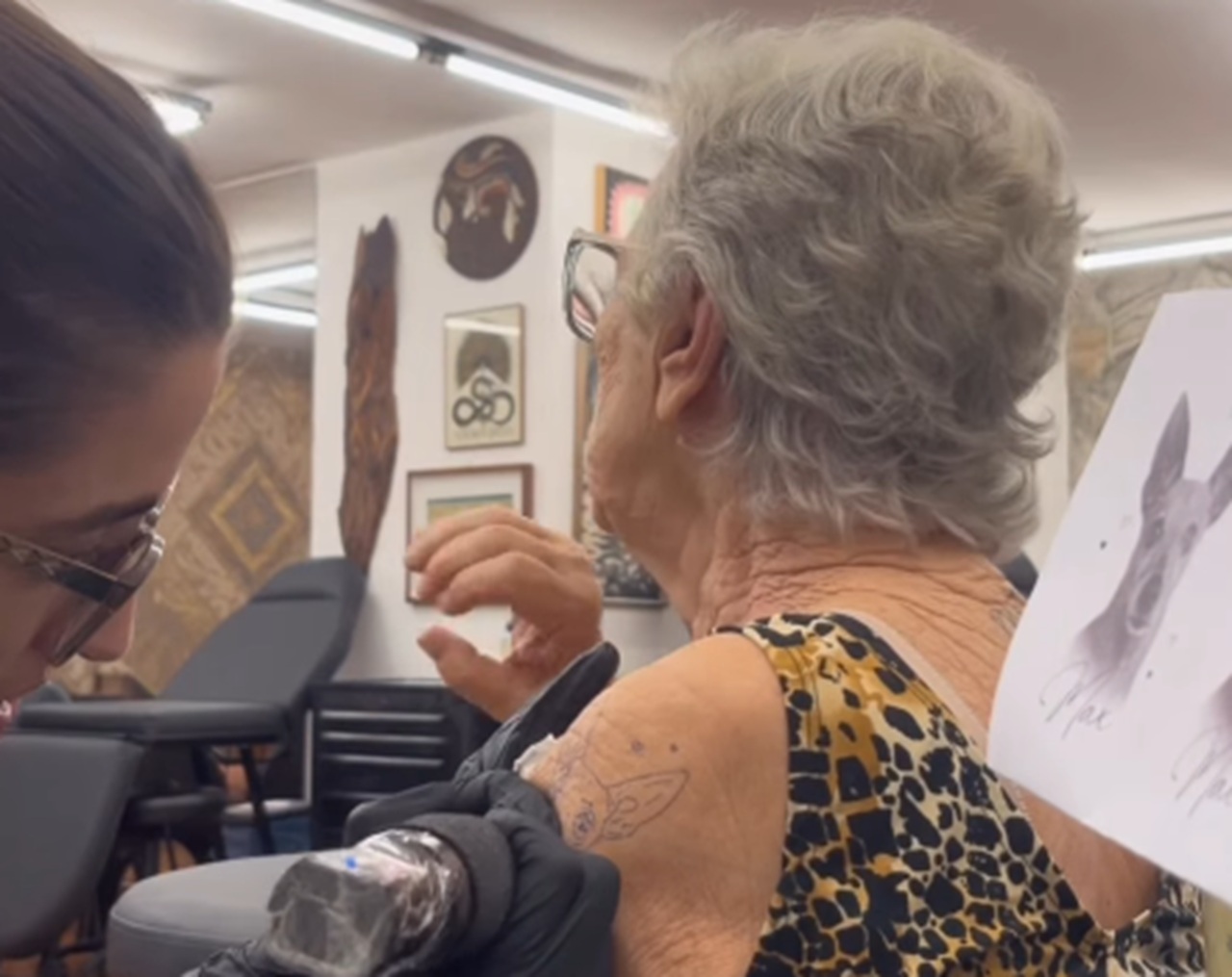 Imagem destacada do post: Aos 85 anos, Dona Sueli faz tatuagem pra eternizar amor pelo companheiro [vídeo]