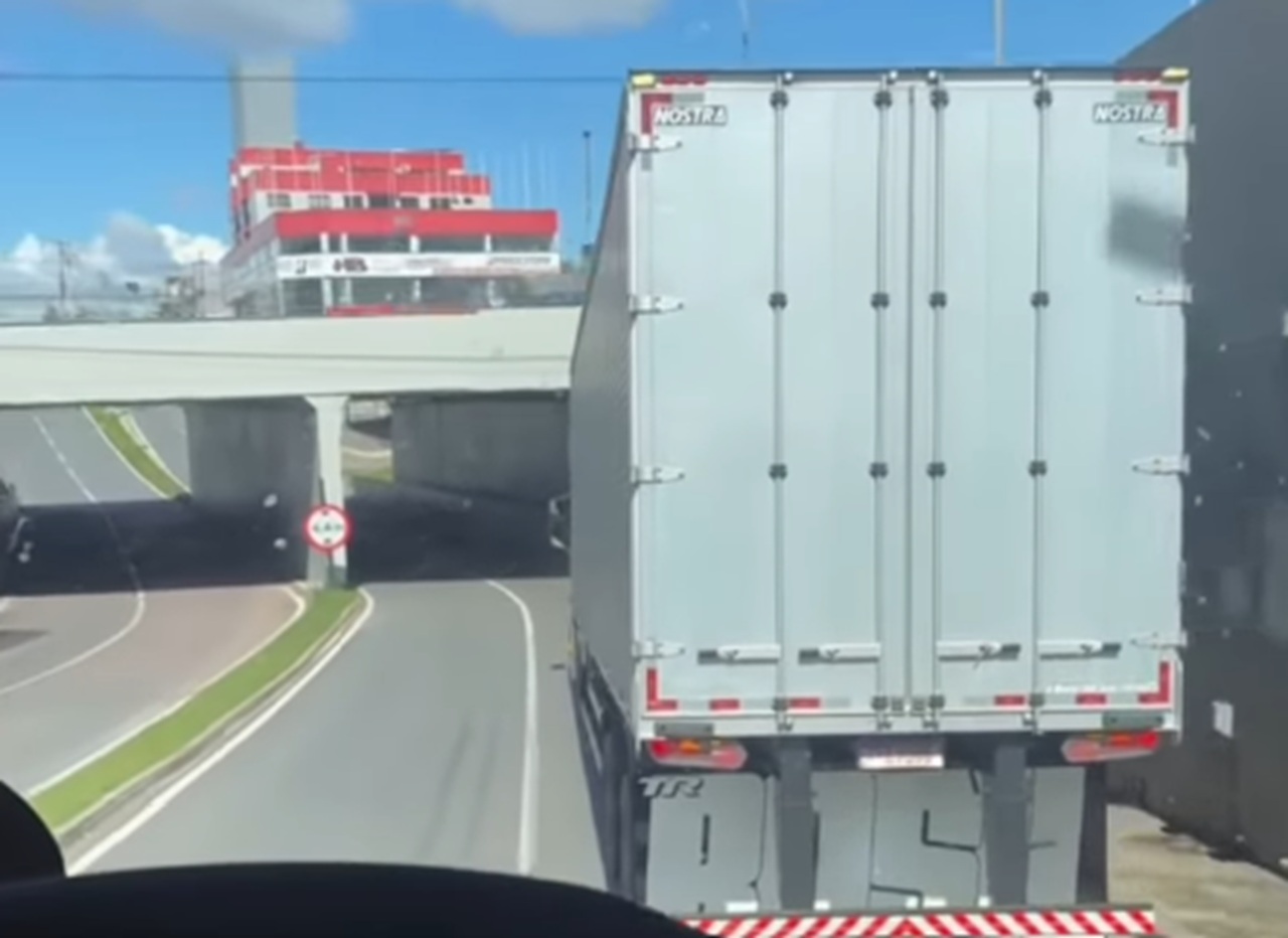 Caminhão passa por centímetros em viaduto e cena chama atenção [vídeo]