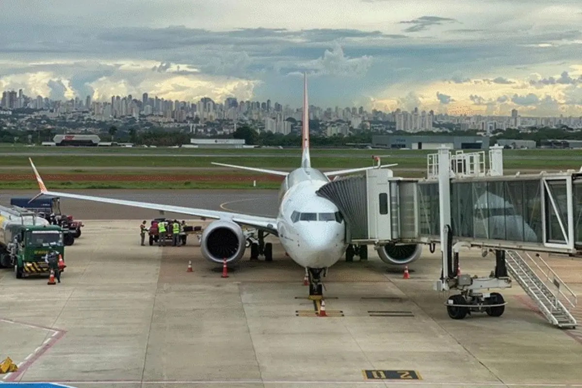 Avião com mais de 180 pessoas retorna e faz pouso de emergência em Goiânia
