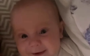 Bebê de três meses responde ‘bom dia’ da irmã e cena encanta a web [vídeo]