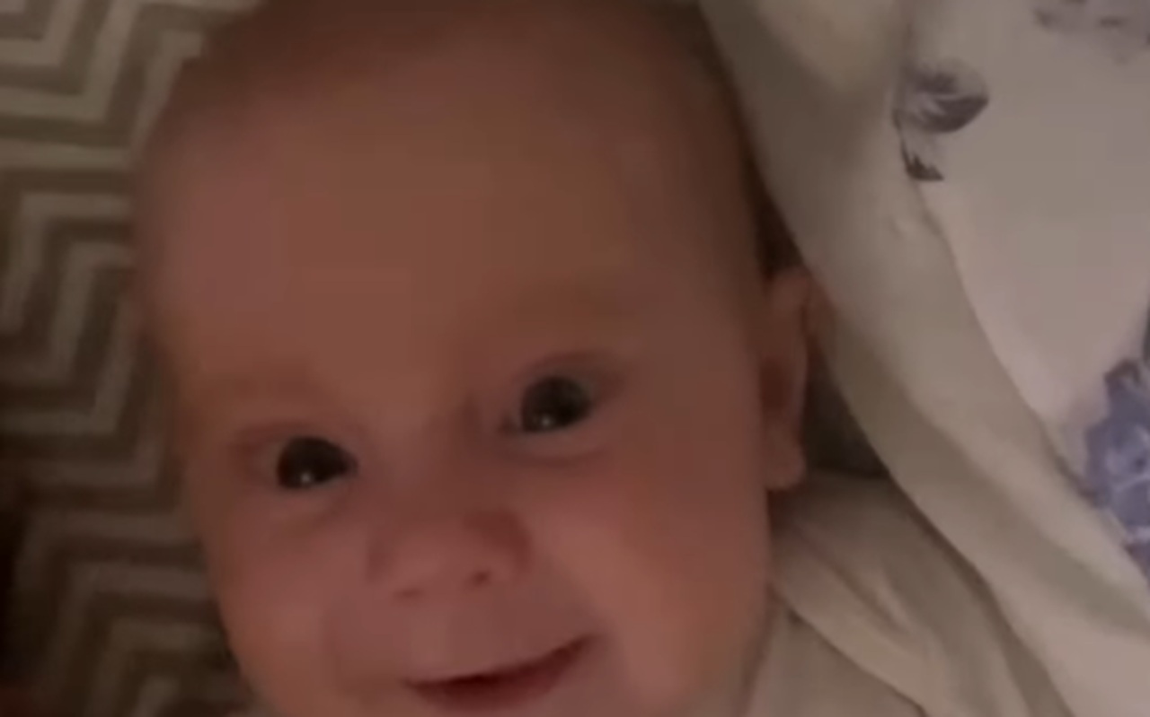 Imagem destacada do post: Bebê de três meses responde ‘bom dia’ da irmã e cena encanta a web [vídeo]