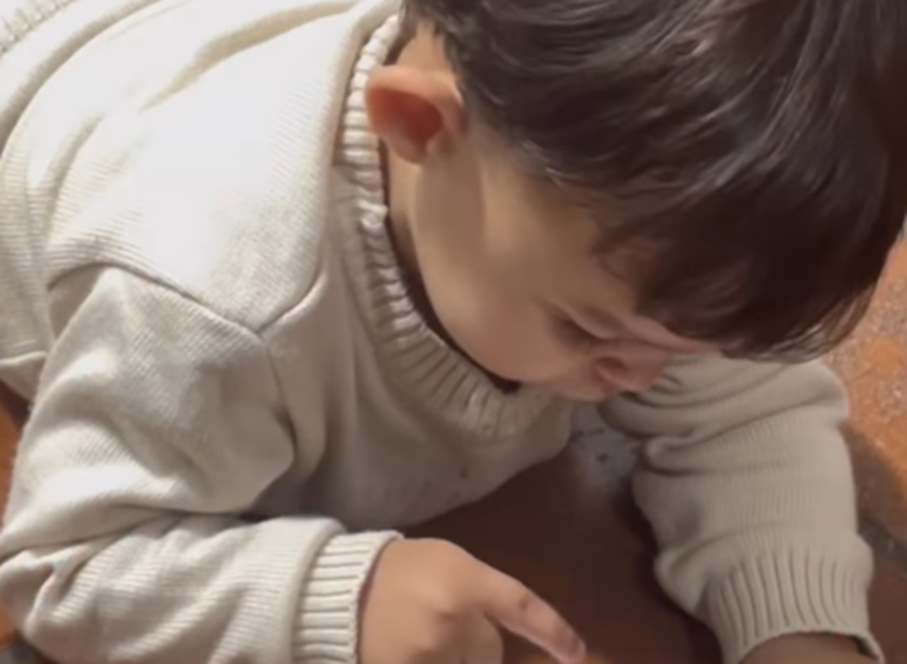 Imagem destacada do post: Bebê manda áudio em língua própria para o vovô e vídeo diverte a web