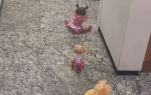 ‘Médica mirim’ deixa fila de bonecas esperando, dorme no consultório e vídeo viraliza