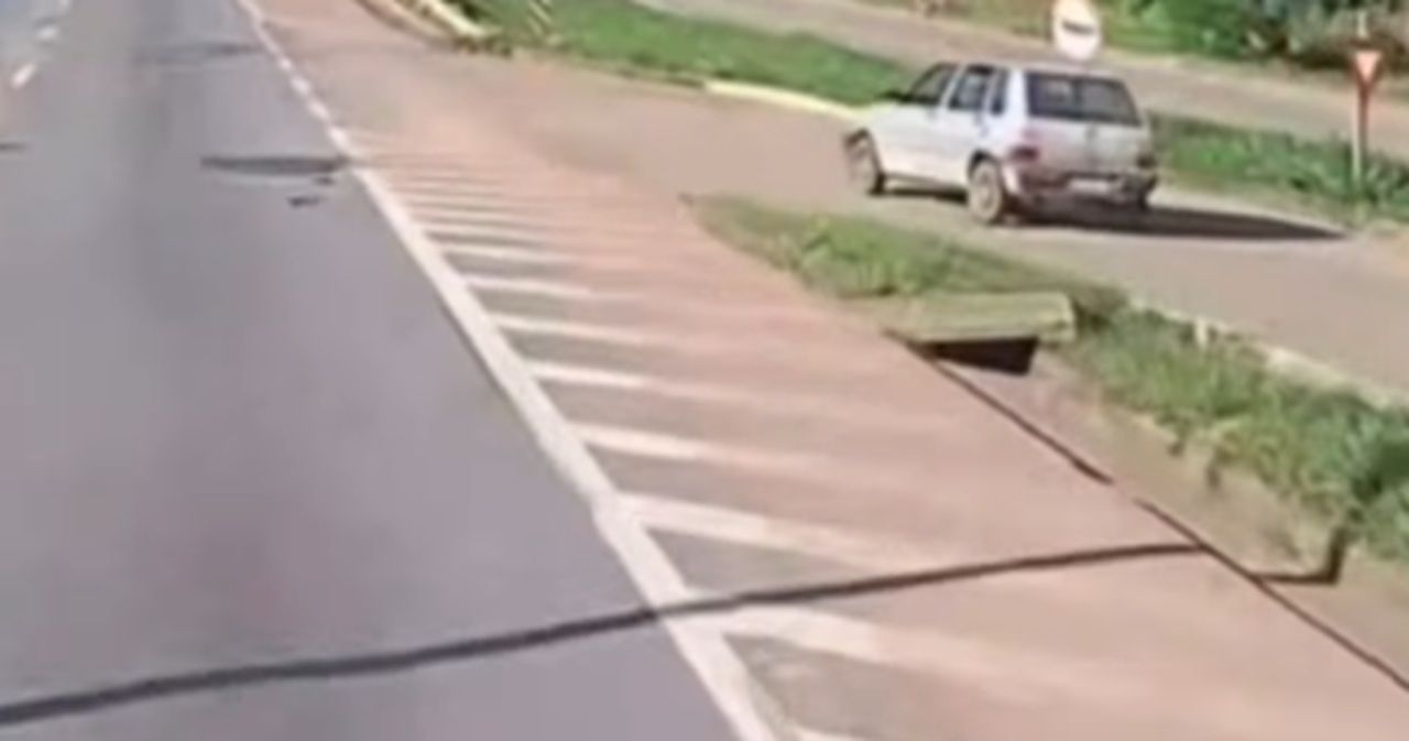 ’50 toneladas e um Uno na frente’; motorista perde a paciência com situação