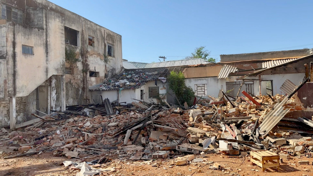 Imóvel abandonado há 10 anos, na Rua 74, é demolido pela Prefeitura de Goiânia 1 demolido 2